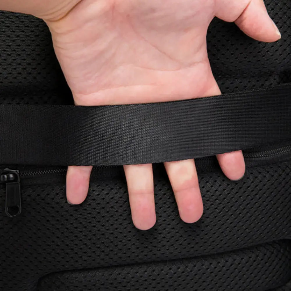 Sac à dos en maille noire avec sangle de maintien.