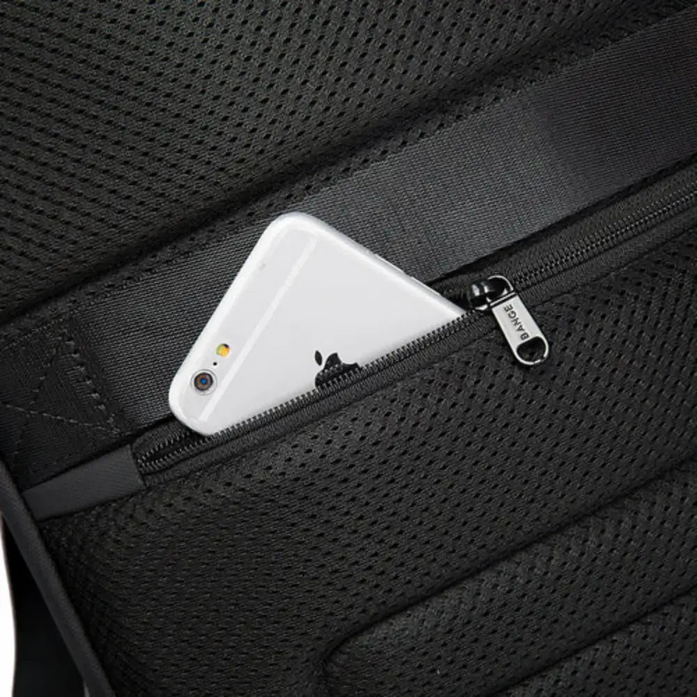 Sac à dos en maille noire avec téléphone blanc.