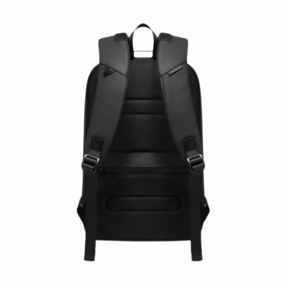 Sac à dos noir avec bretelles rembourrées.