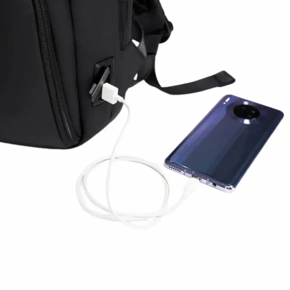 Sac à dos noir chargeant un smartphone.