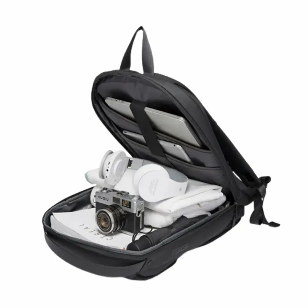 Sac à dos noir ouvert contenant des appareils électroniques.