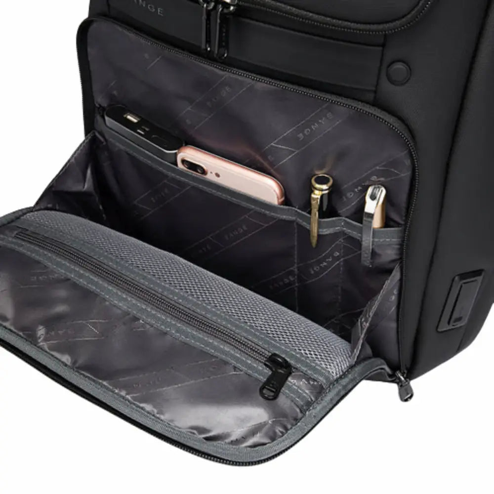 Sac à dos noir ouvert avec poches.