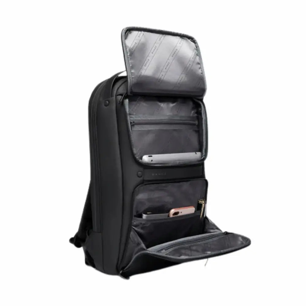 Sac à dos noir ouvert avec de multiples compartiments.