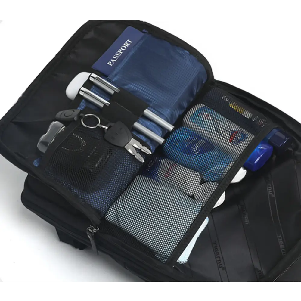 Sac à dos ordinateur professionnel ouvert avec accessoires de voyage, design pratique