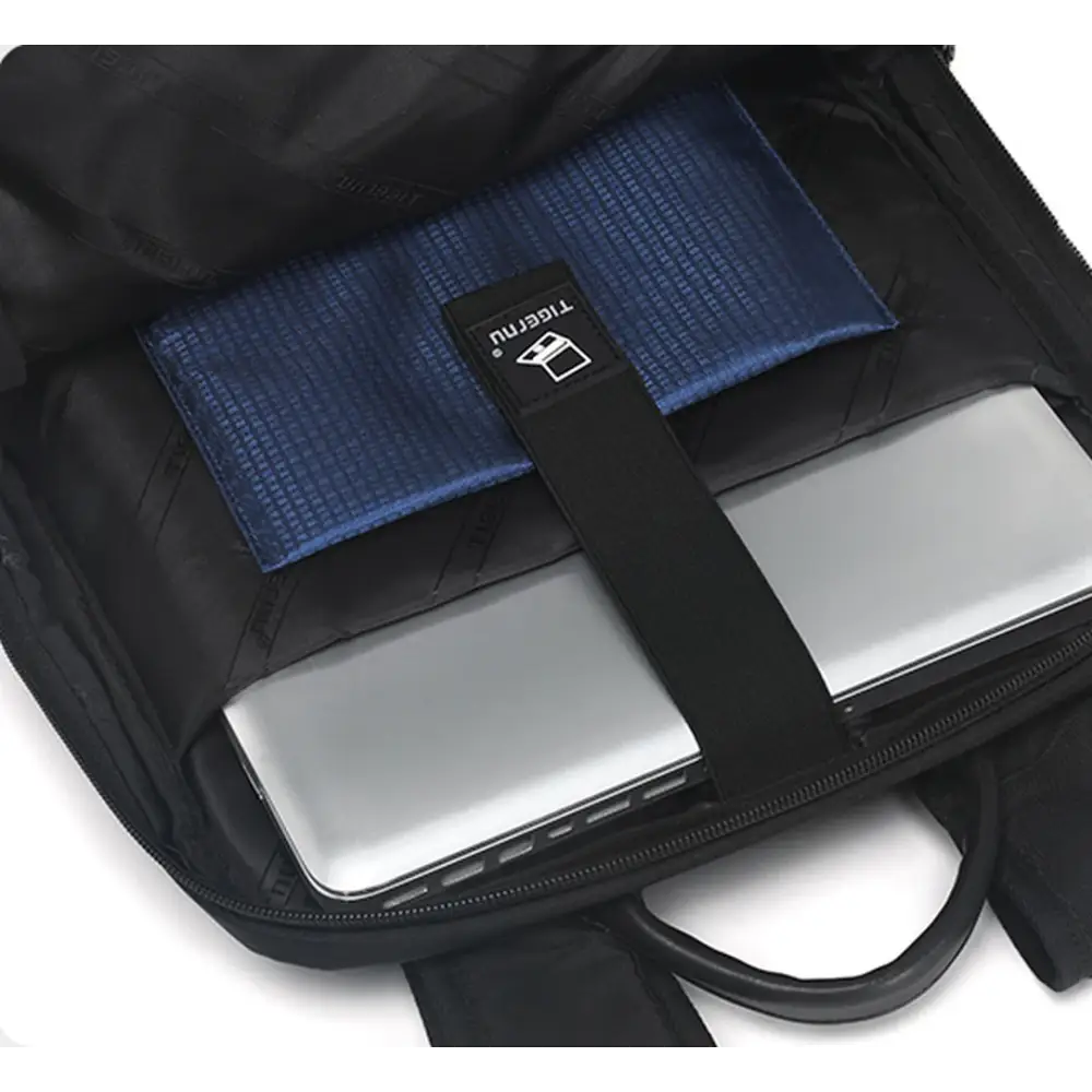 Sac à dos ordinateur professionnel ouvert avec ordinateur portable pour travail et voyage