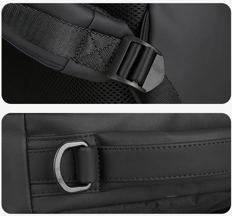 Détails de la sangle du sac à dos noir.