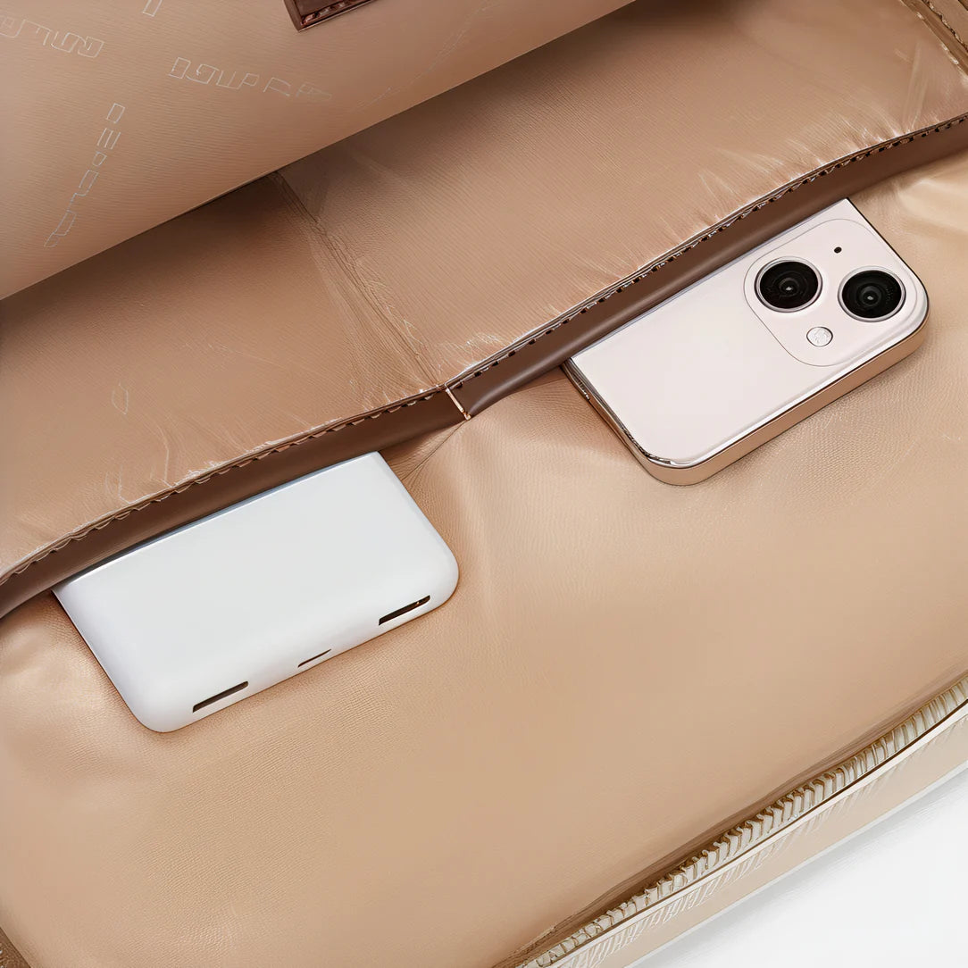 Intérieur beige du sac à dos femme golf femina avec téléphone et power bank, besoin d’un style pratique
