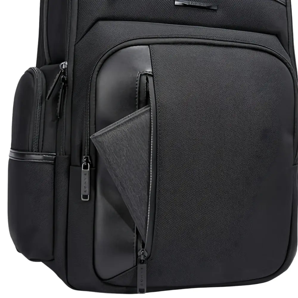 Sac à dos noir avec poche zippée.