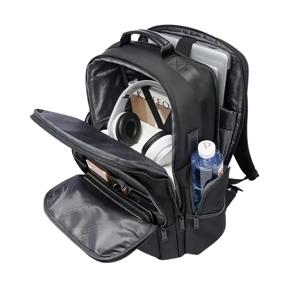 Sac à dos noir ouvert avec son contenu.