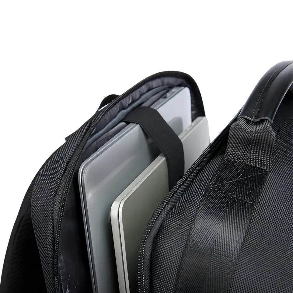 Sac à dos noir ouvert avec ordinateurs portables.