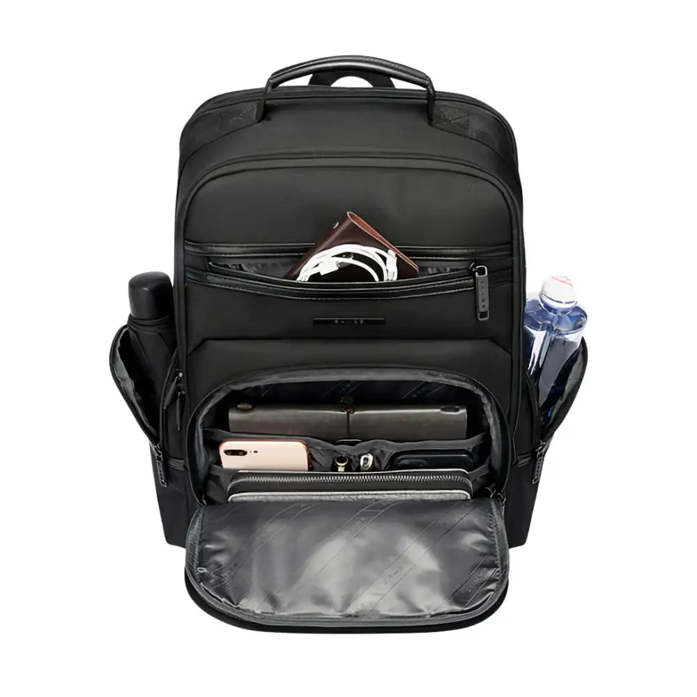 Sac à dos noir ouvert avec son contenu.