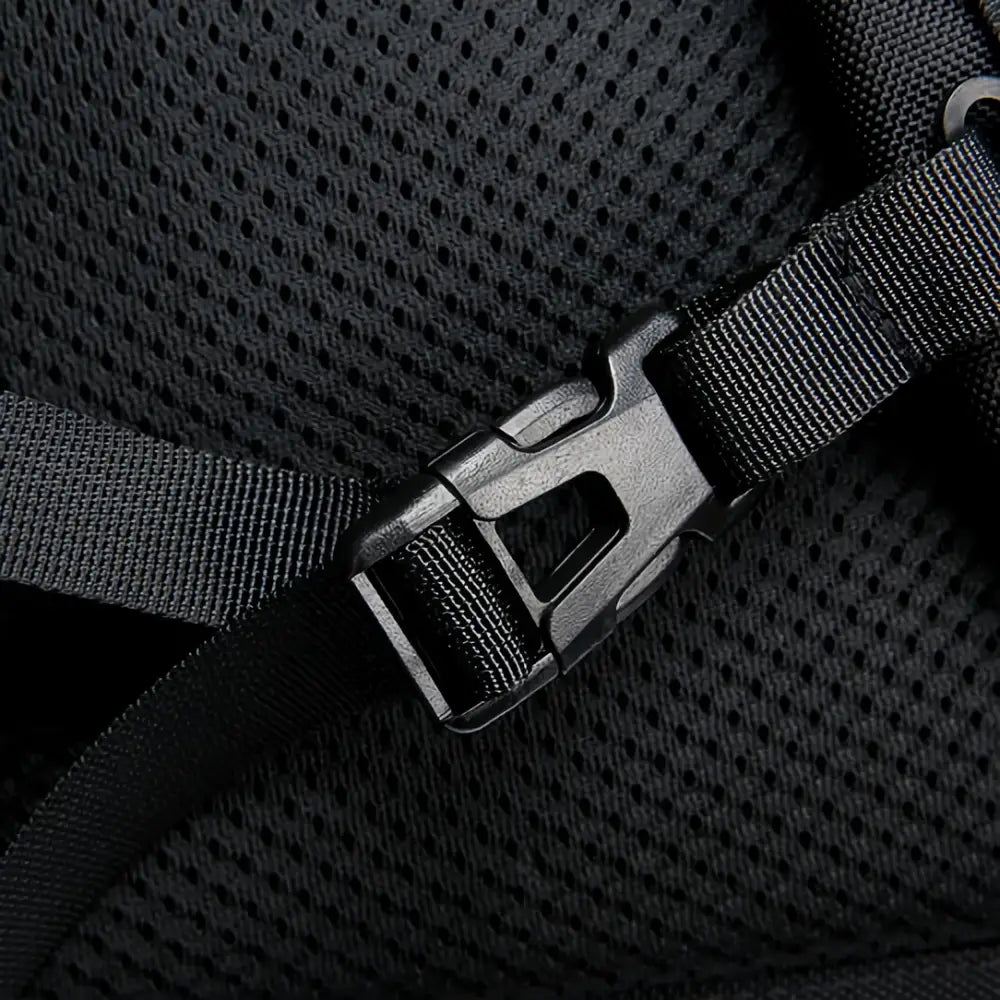 Boucle en plastique noir sur la sangle.