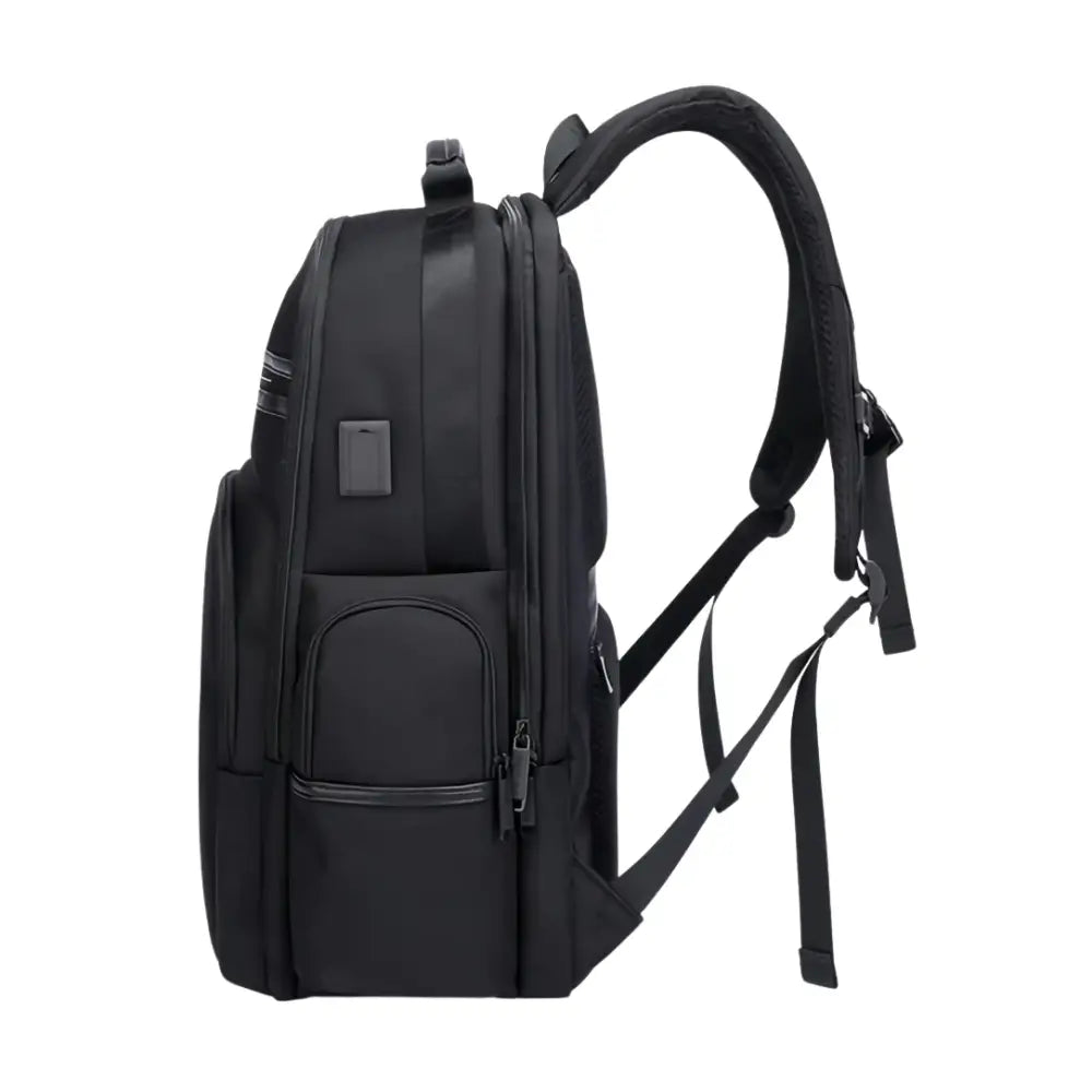 Sac à dos noir avec bretelles rembourrées.