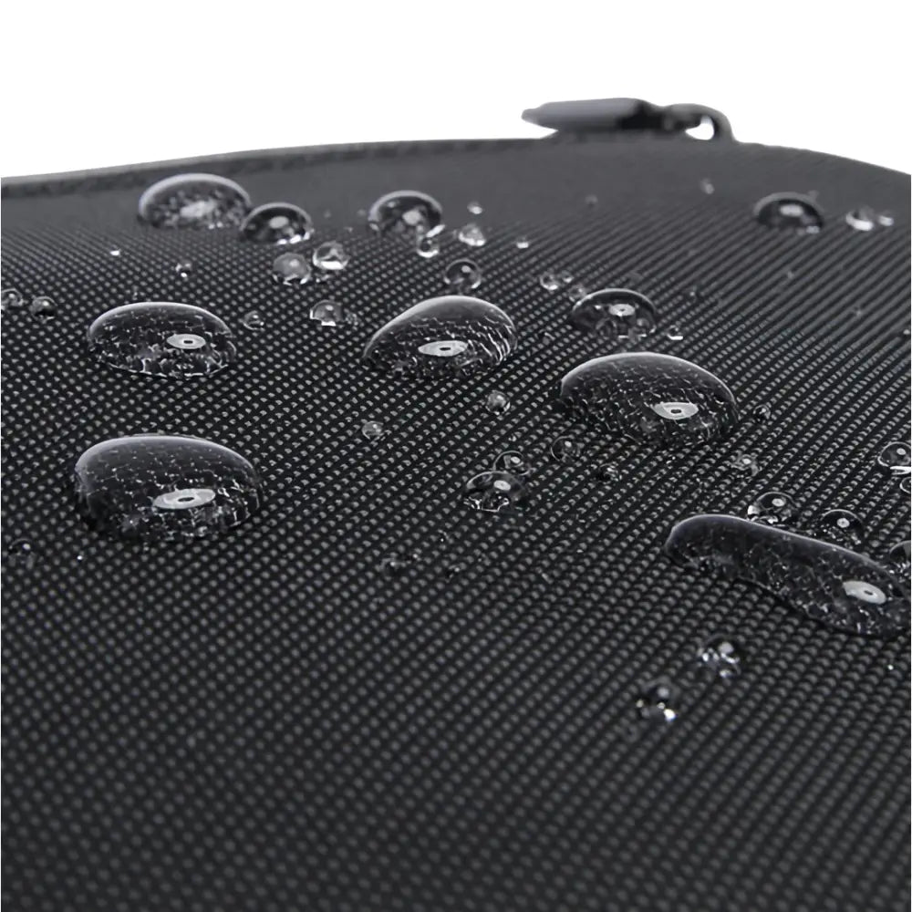 Tissu texturé noir résistant à l’eau.