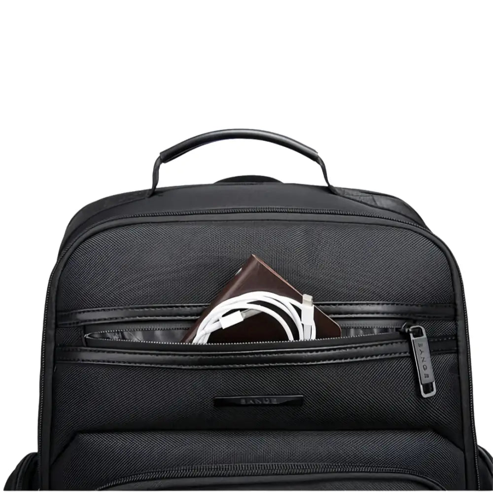 Sac à dos noir avec téléphone et câble de chargement.