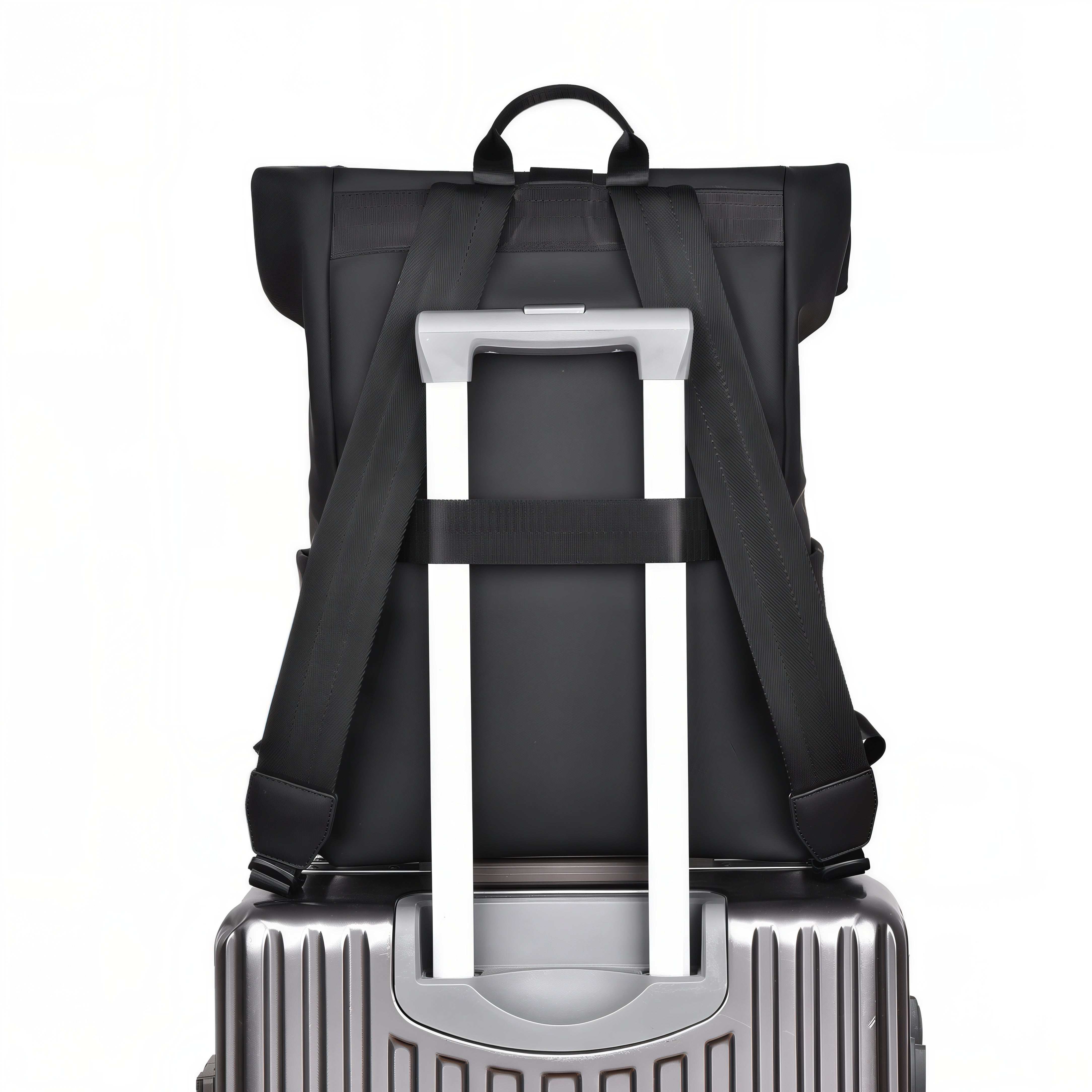 Sac à dos à rabat imperméable noir posé sur une valise, idéal pour voyager
