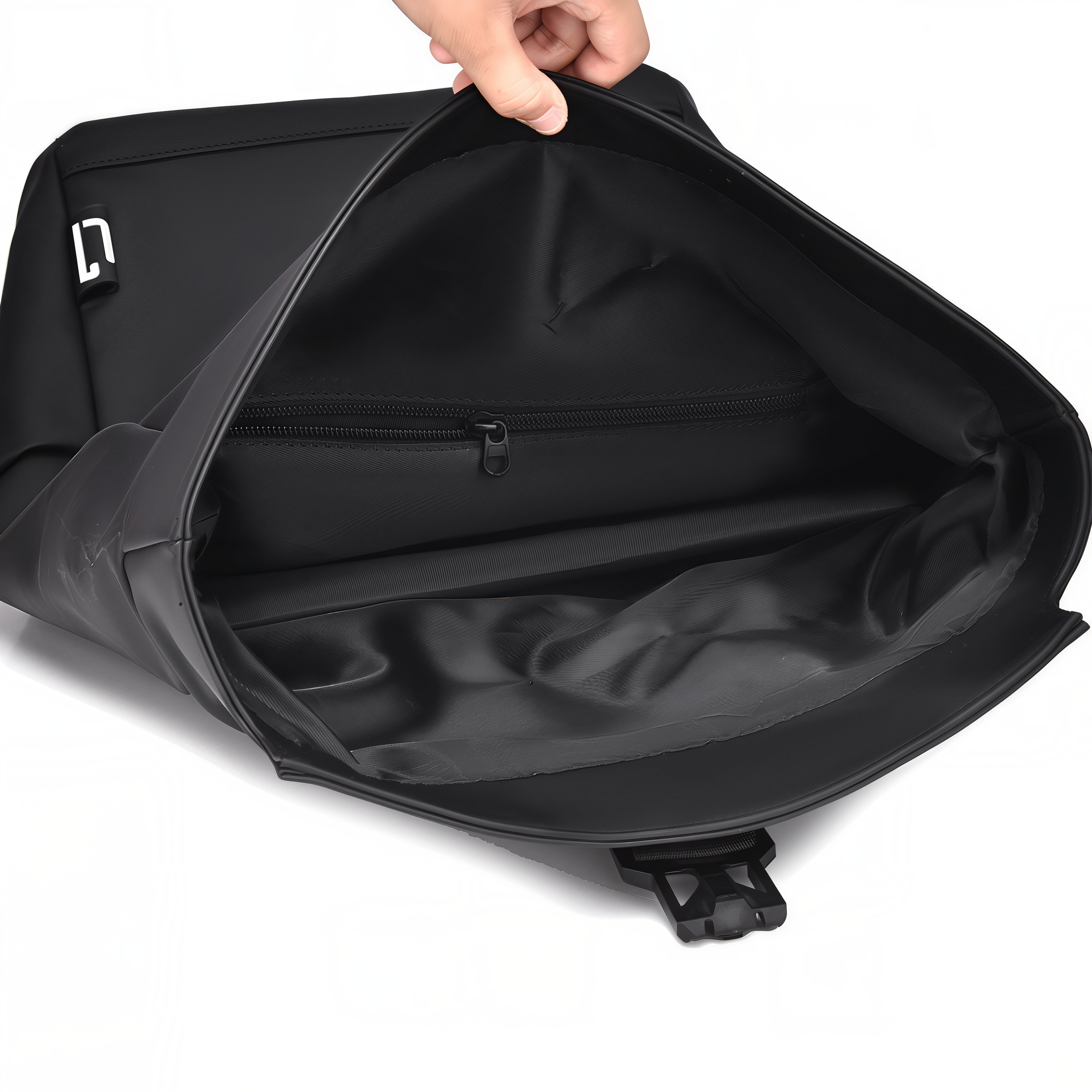 Sac à dos à rabat imperméable Norse avec sacoche noire ouverte