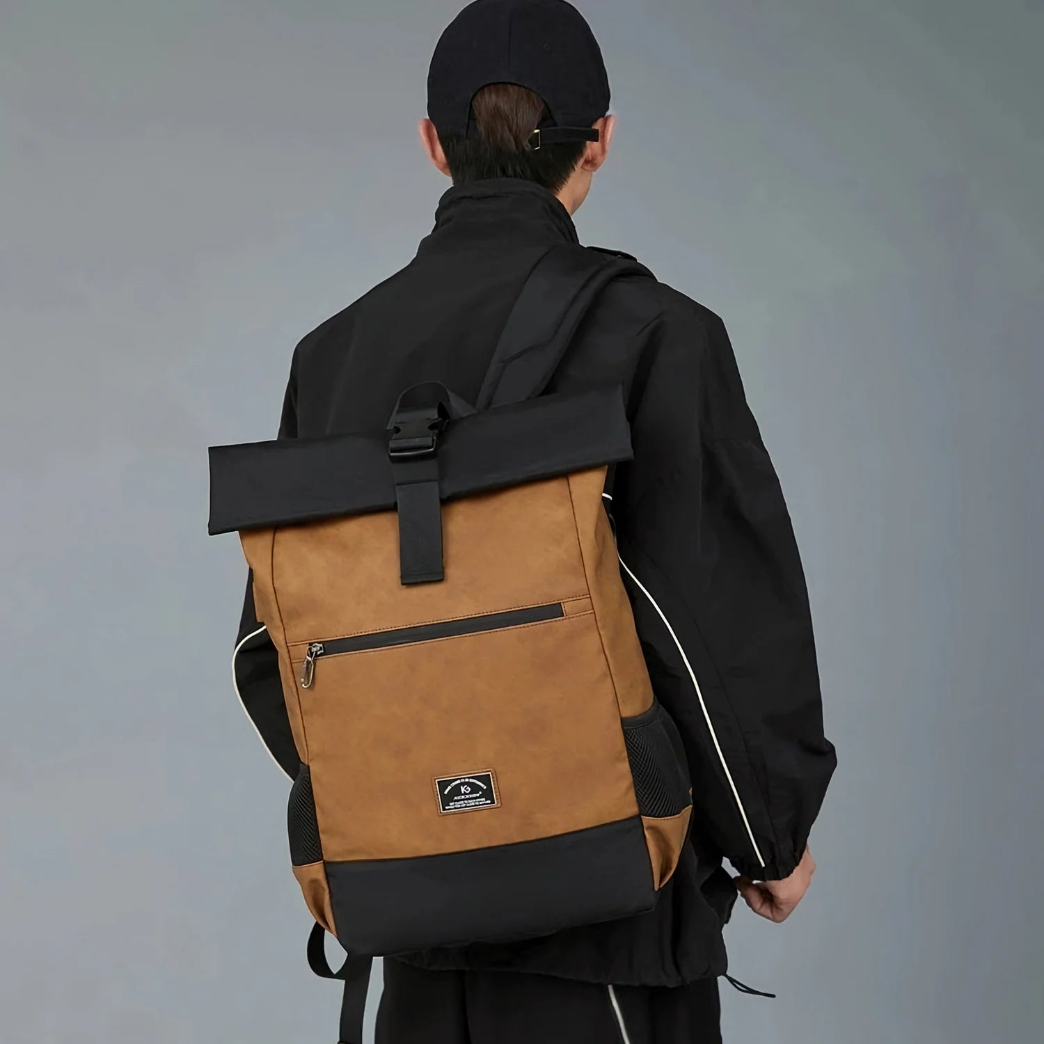 Sac à dos à roulettes marron et noir.