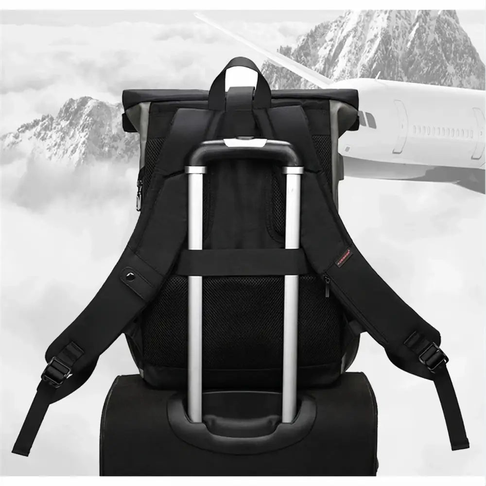 Sac à dos noir avec passage de la poignée de bagage.