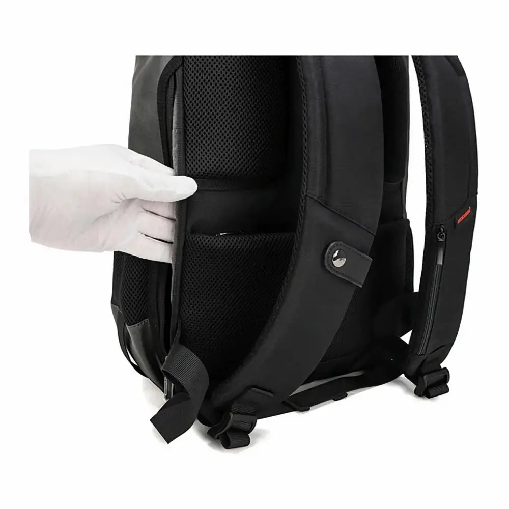 Sac à dos noir avec poche cachée.