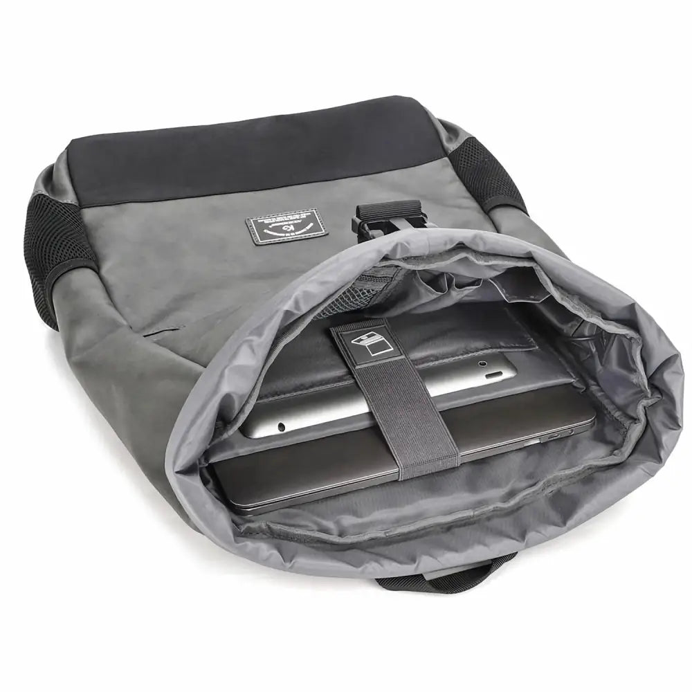 Sac à dos gris ouvert avec ordinateur portable et tablette.