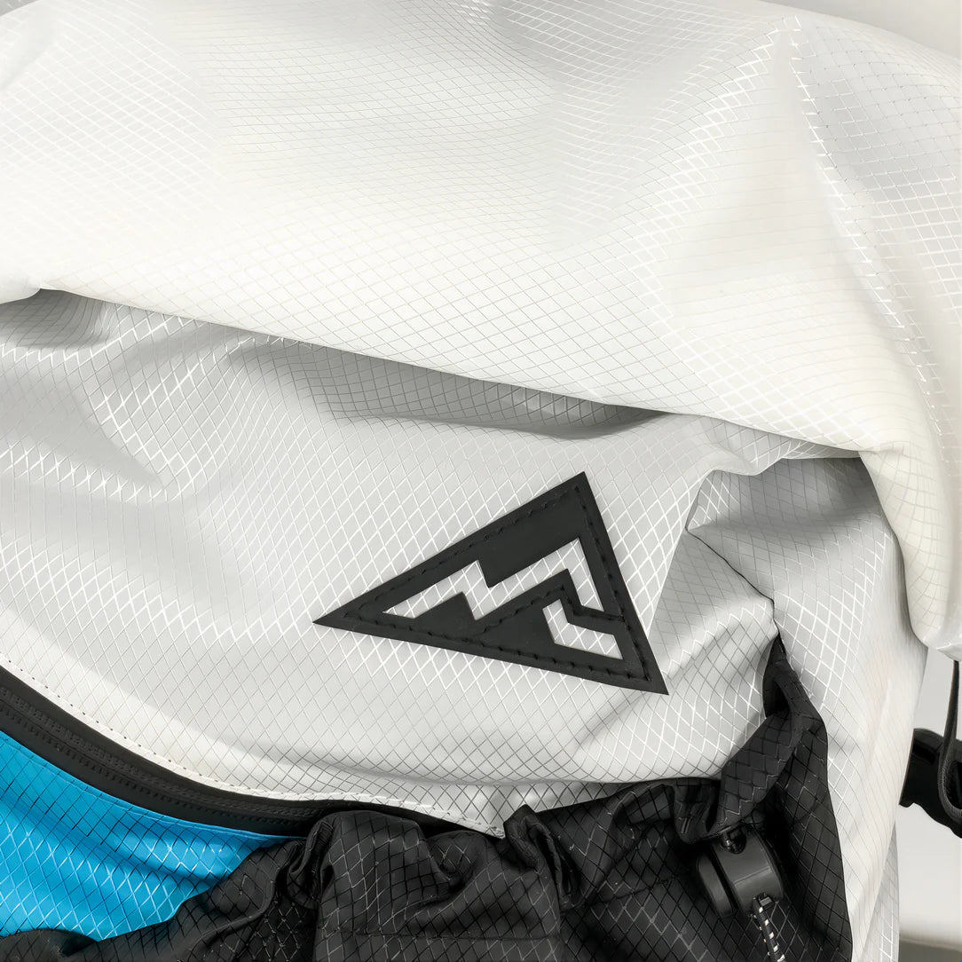 Sac à dos roll top de ville en XPAC avec logo noir et design épuré