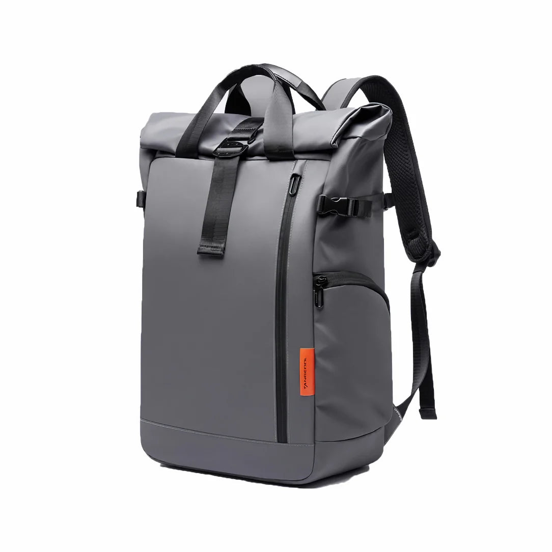 Sac à dos gris à roulettes.