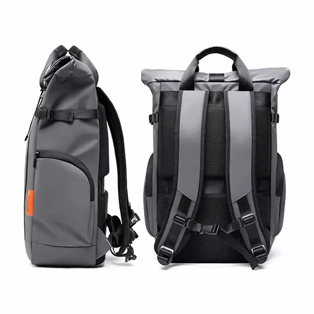 Sac à dos gris à roulettes.