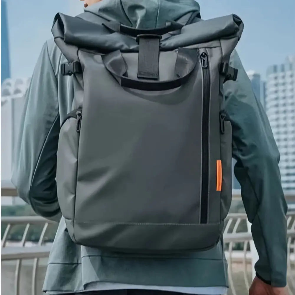 Sac à dos gris à roulettes.