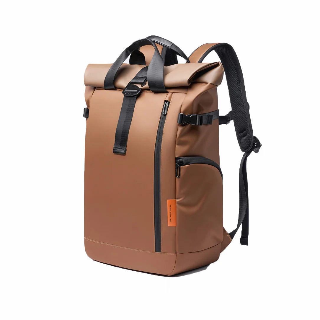 Sac à dos à roulettes marron avec bretelles noires.