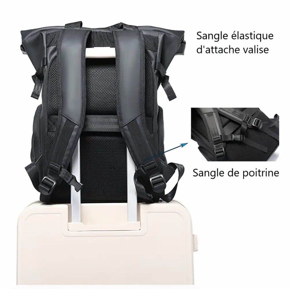Sac à dos noir sur le bagage.