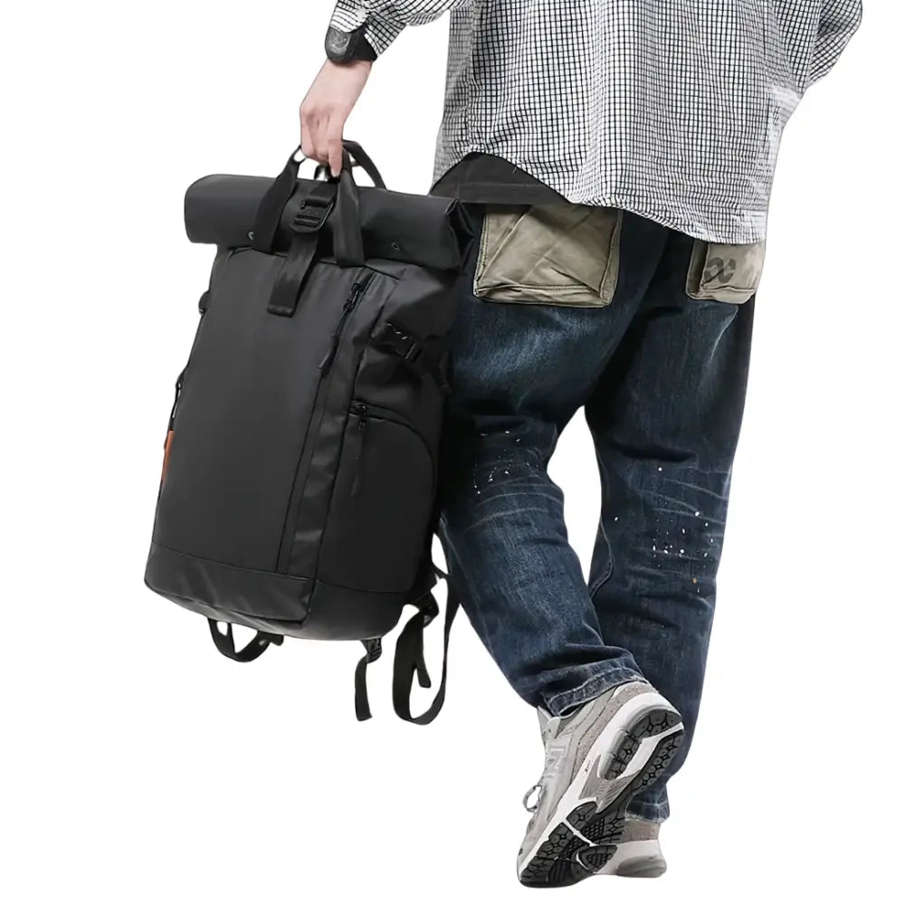 Sac à dos à roulettes noir.