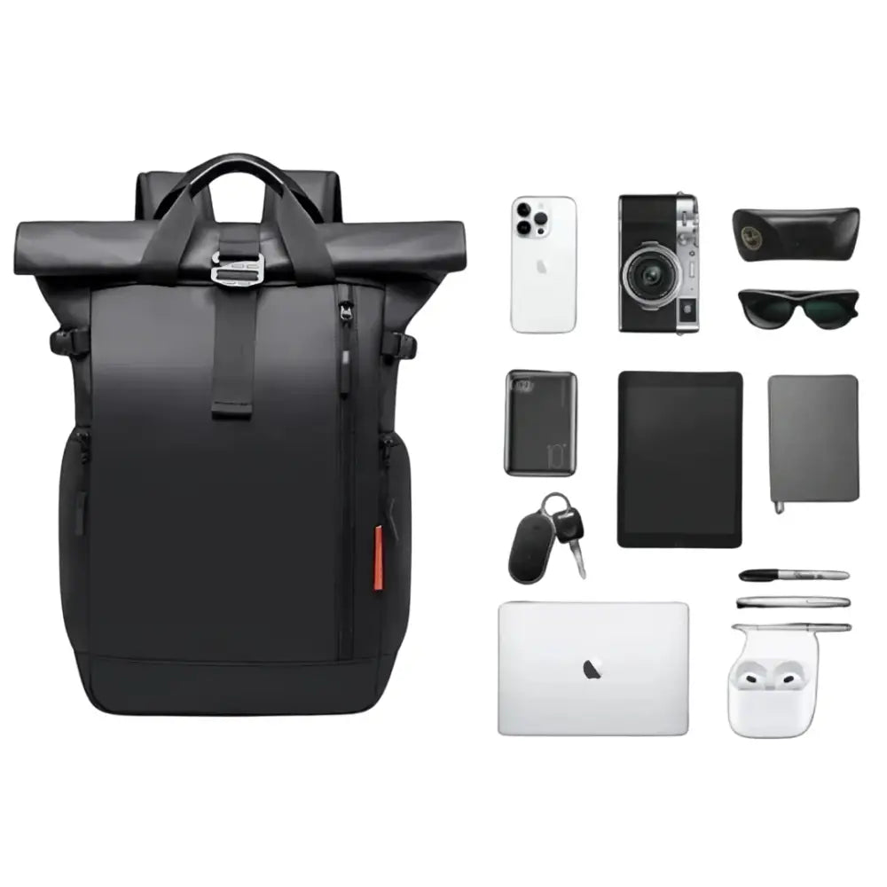 Sac à dos noir à roulettes avec divers accessoires technologiques.