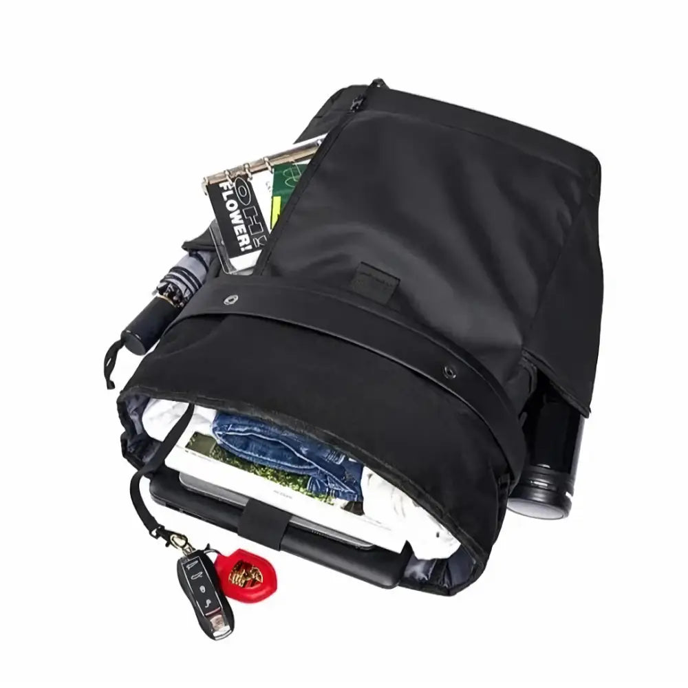 Sac à dos noir ouvert avec son contenu.