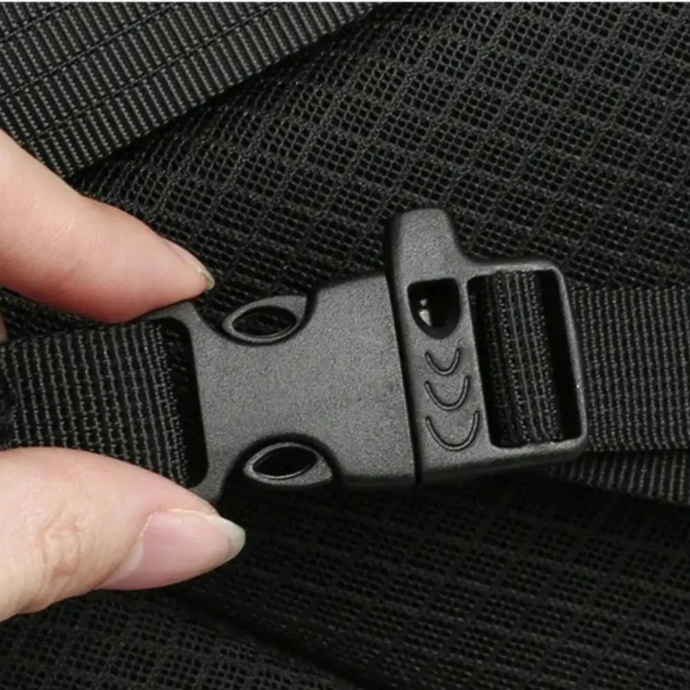 Boucle en plastique noir sur sac à dos roll top homme Nero avec boucle en plastique noir