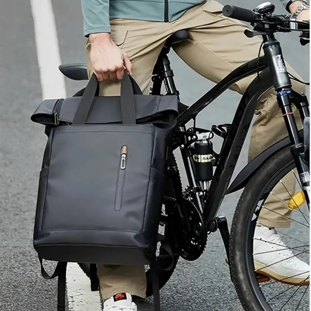 Sac à dos roll top homme noir, style moderne et pratique pour homme actif