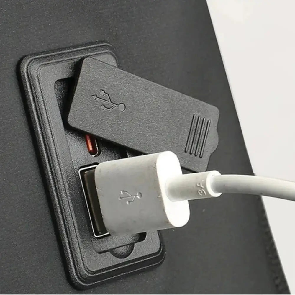 Port USB avec couvre-protection connecté sur Sac à dos roll top homme Nero