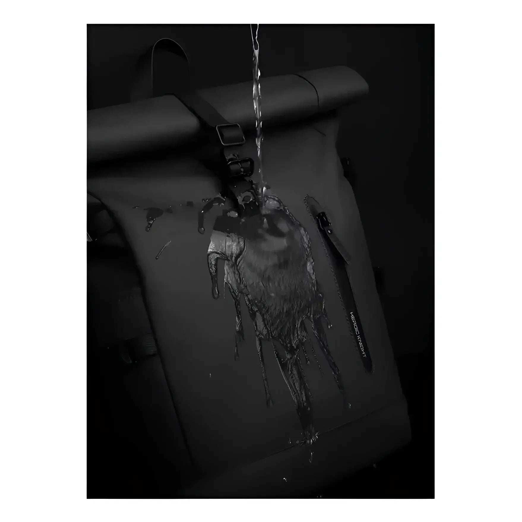 Sac à dos noir imperméable à roulettes.