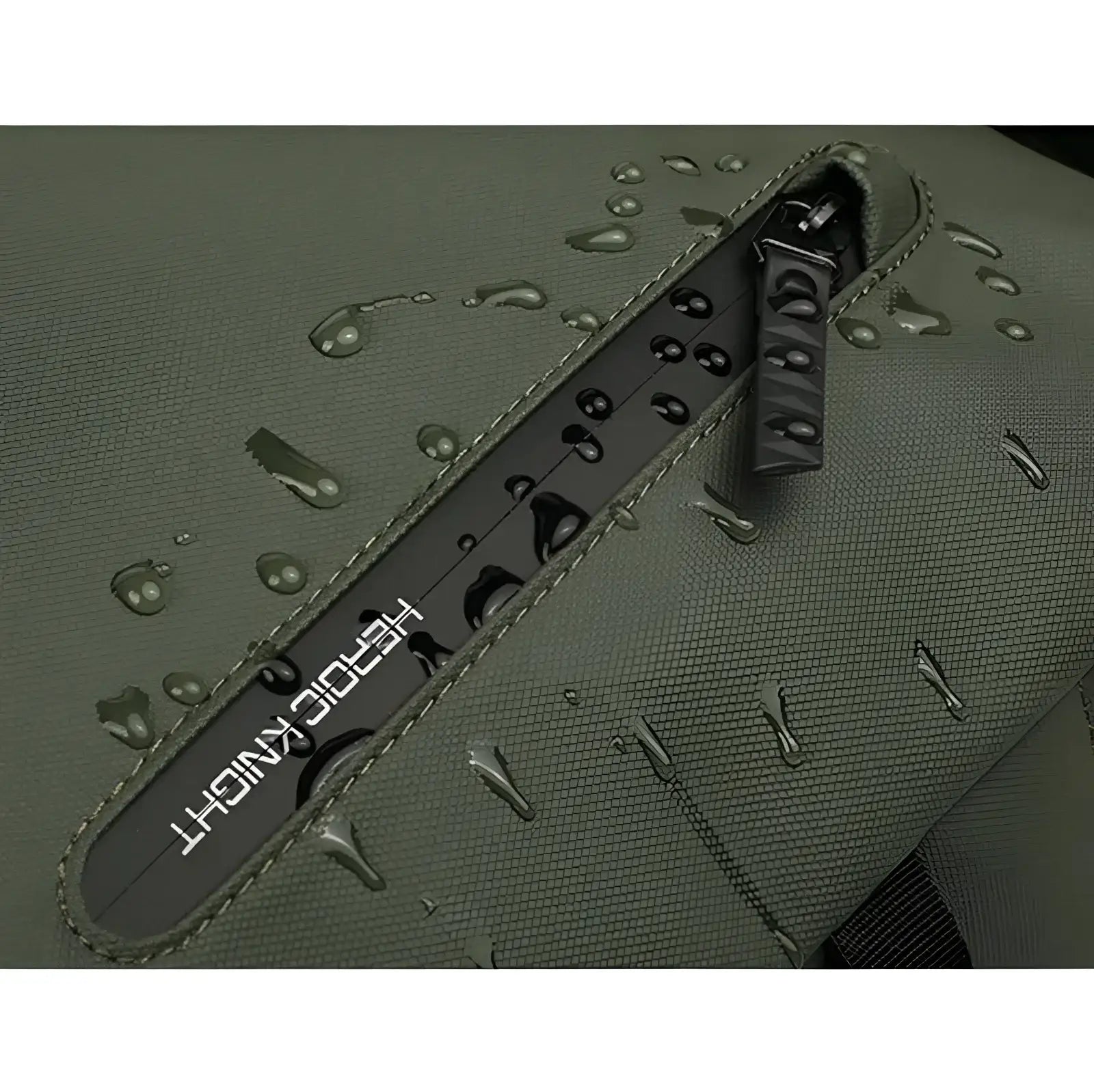 Fermeture à glissière imperméable de couleur vert olive.