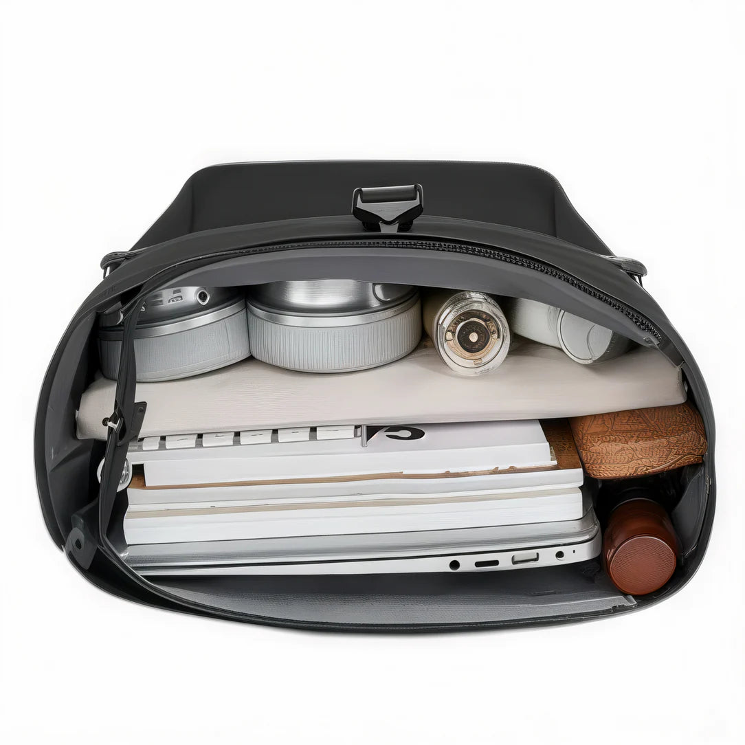 Sac à dos roll top urbain Néo rempli d’articles pour un style pratique et élégant