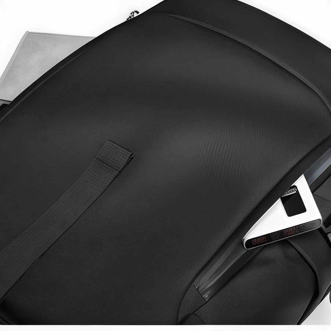 Sac à dos roll top urbain noir avec texture, parfait pour le style top urbain