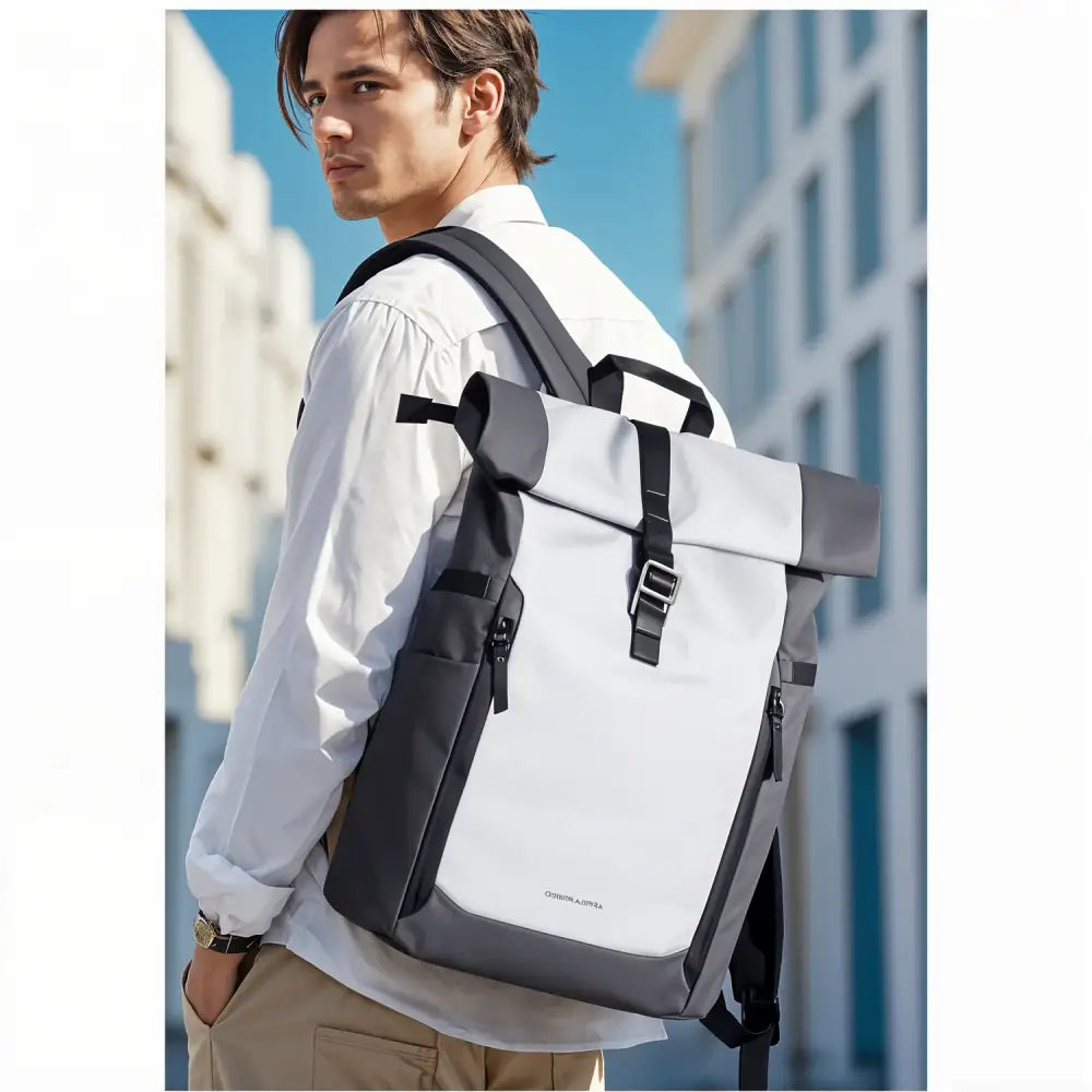 Sac à dos à roulettes bicolore.