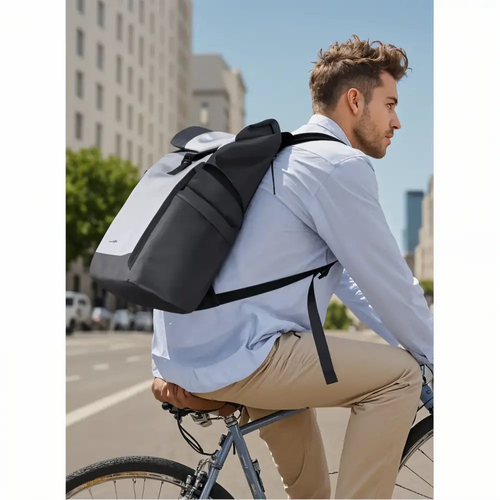 Sac à dos gris et noir.