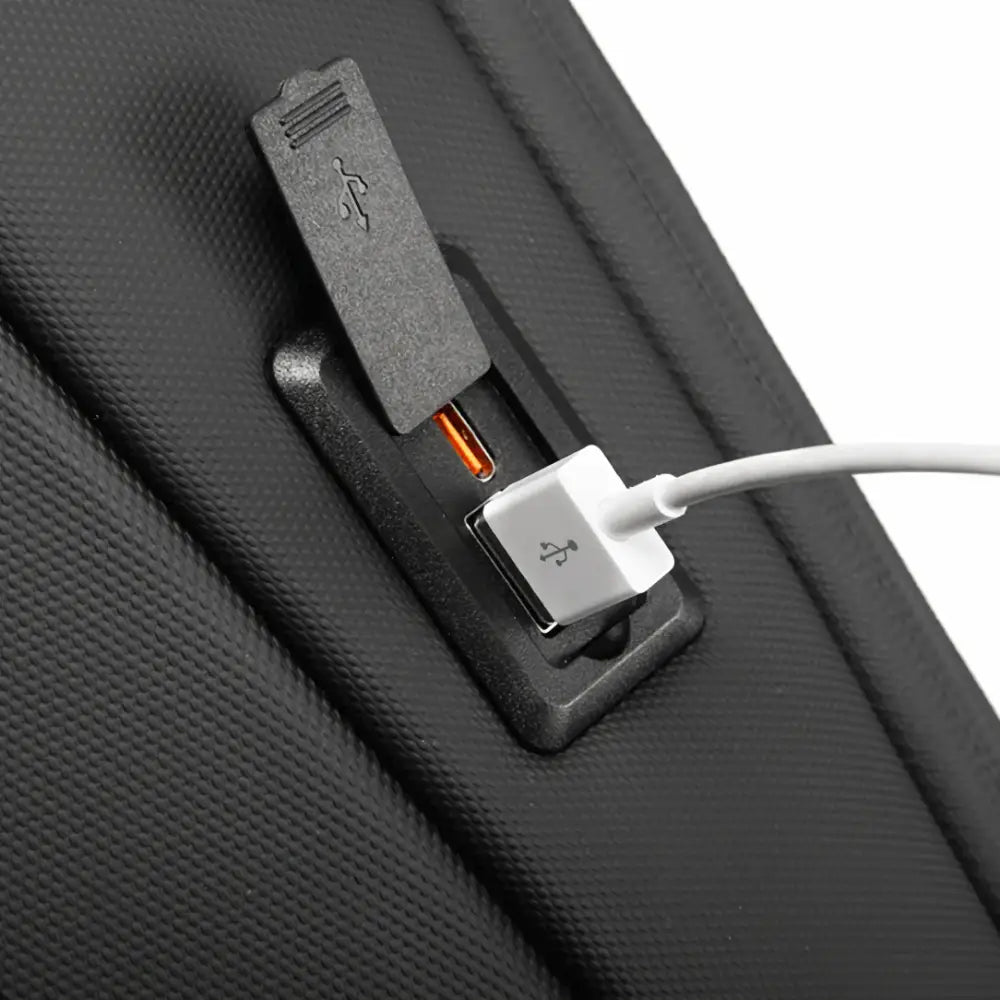 Port USB noir avec câble blanc sur le Sac à dos sécurisé SecurePack II