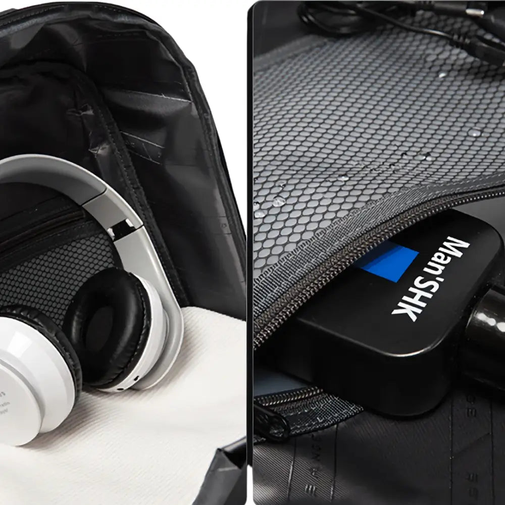 Sac à dos sécurisé SecurePack II ouvert avec écouteurs et accessoires à l’intérieur