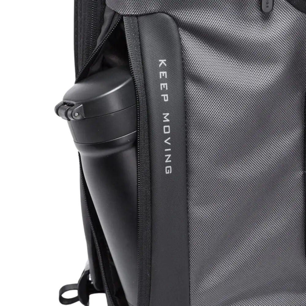 Sac à dos gris avec bouteille d’eau.