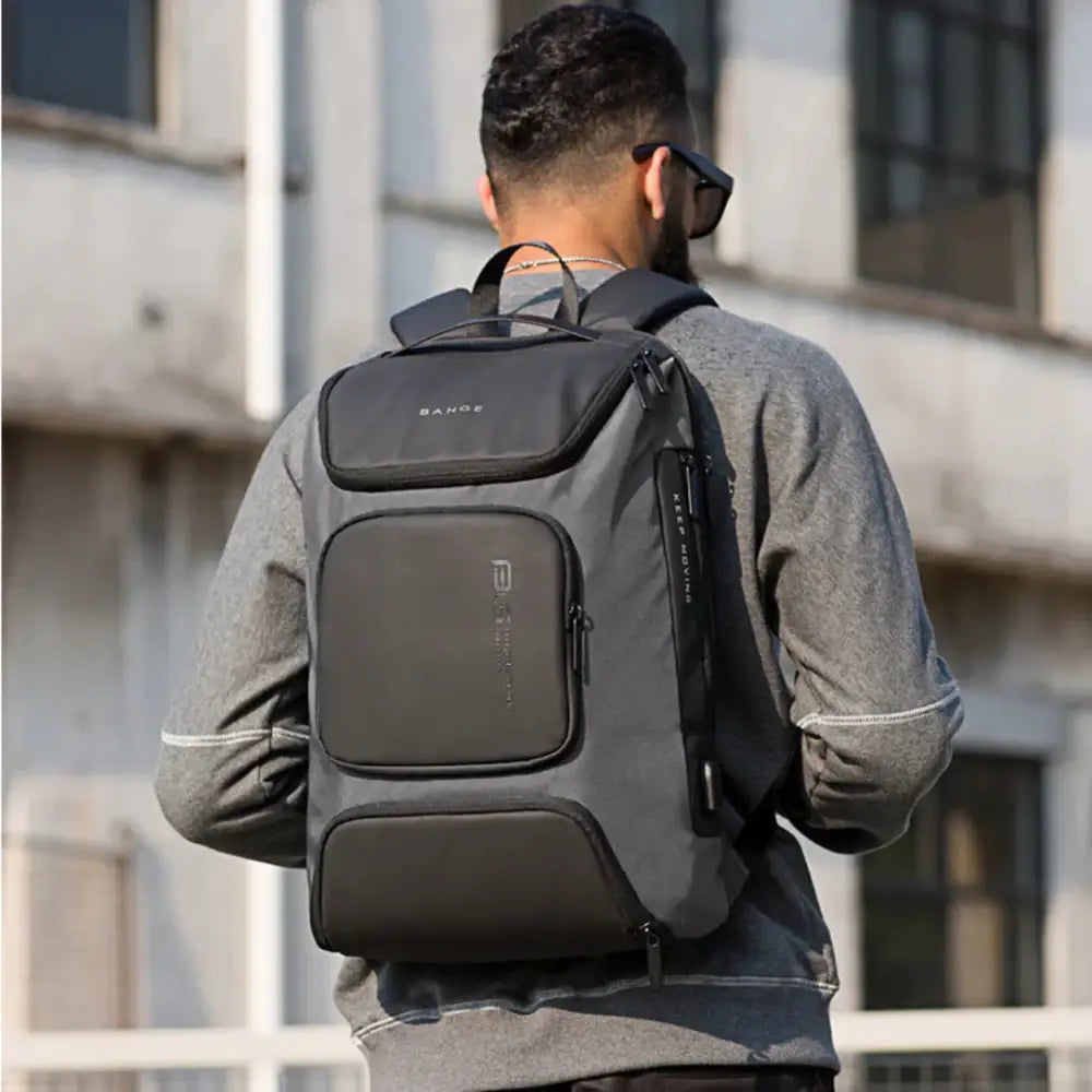 Sac à dos gris et noir.