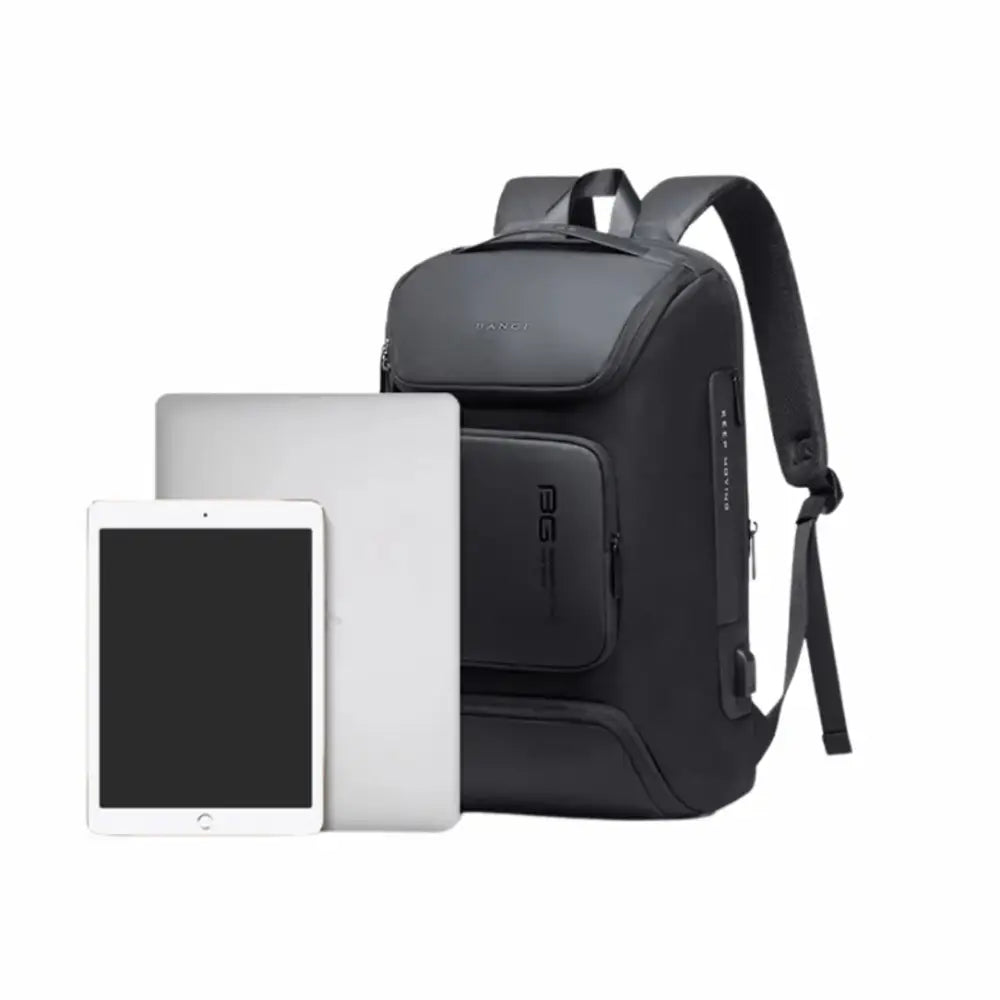 Sac à dos noir avec tablette et ordinateur portable.