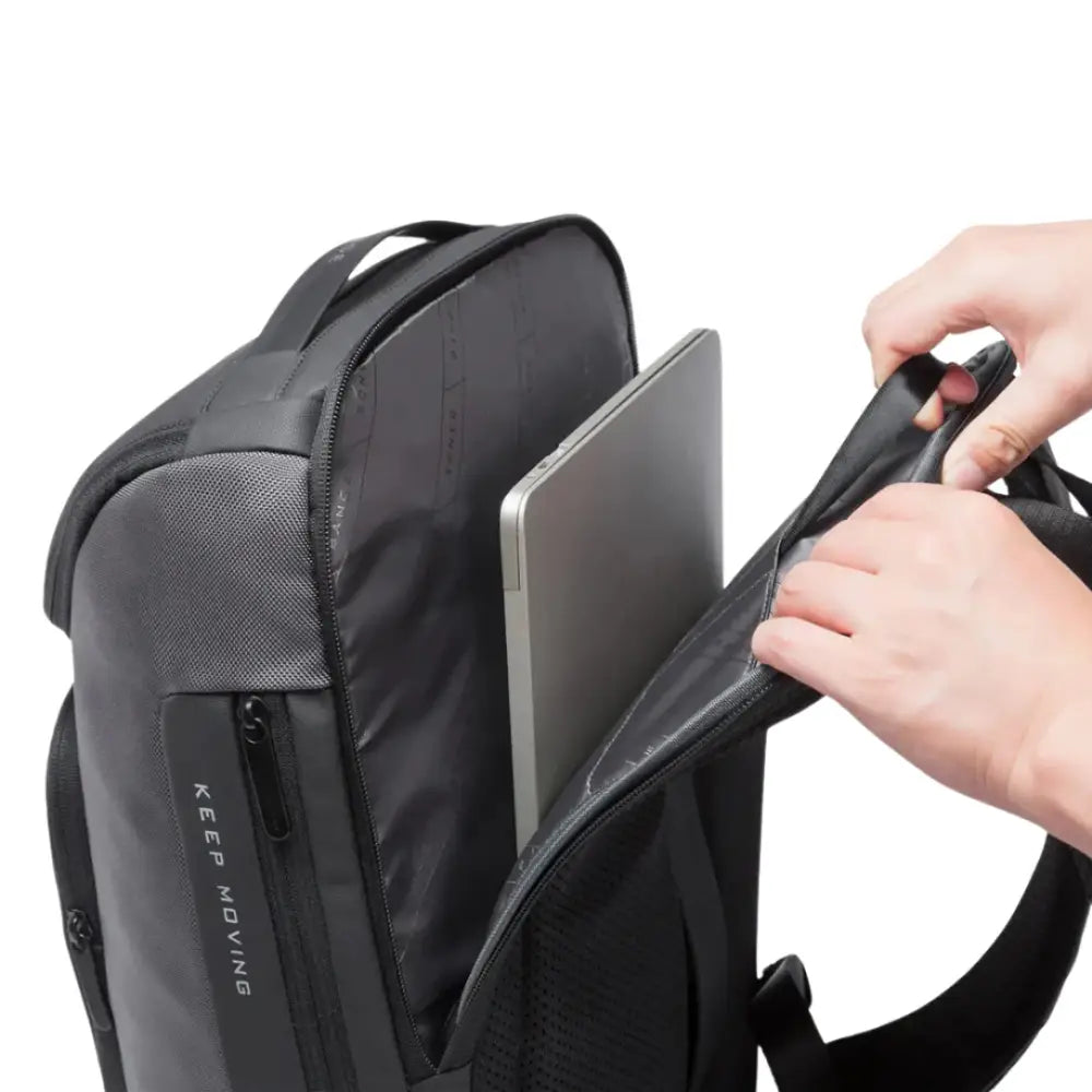 Sac à dos noir ouvert avec ordinateur portable.