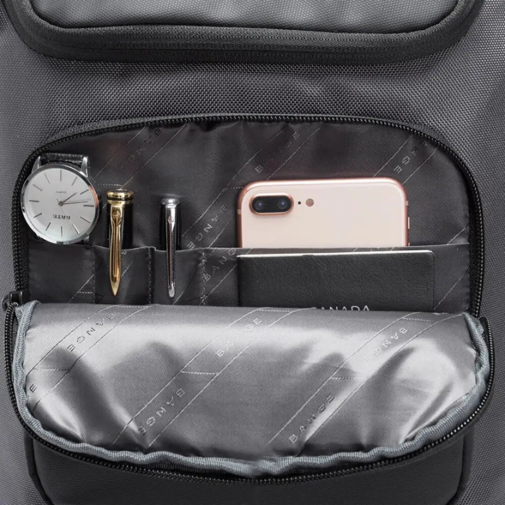 Pochette ouverte pour sac à dos avec accessoires.